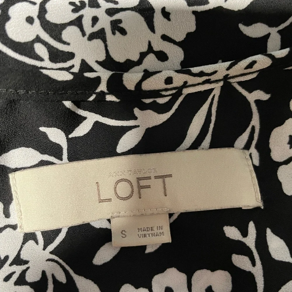Loft floral blouse black white pattern lightweight sleeveless shirt career small